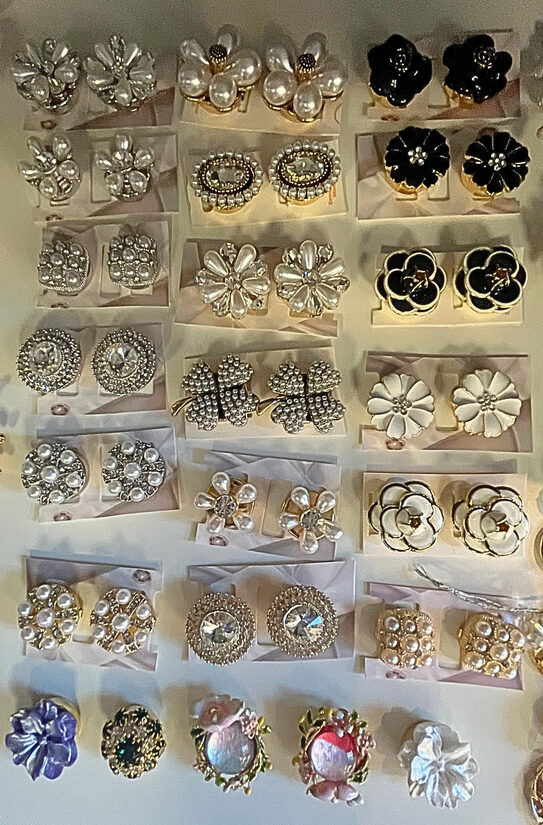 Dekoratīvi pogu aksesuāri apģērbam 